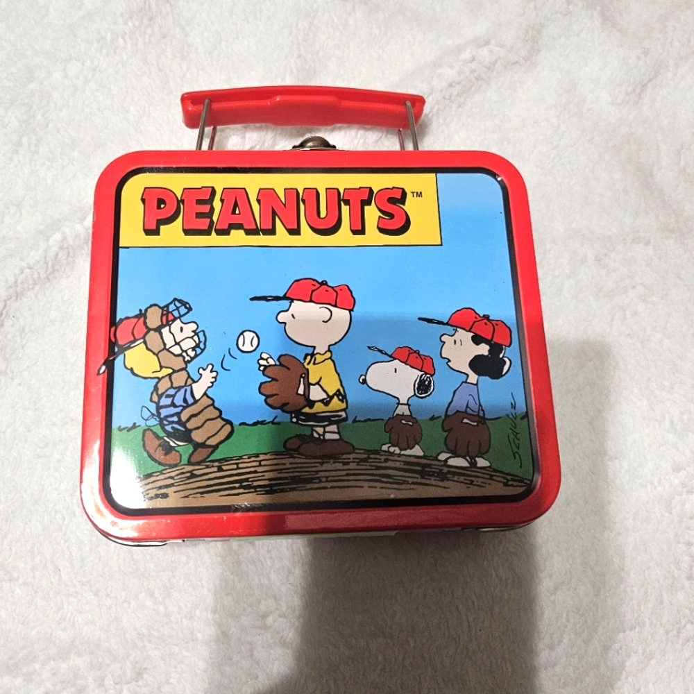 Charlie brown Peanuts baseball tin